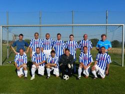 TSV Marloffstein</p>
<p> Hinten von Links: Rainer Buchholz, Martin Hering, Thomas Preuß, Felix
Fastnacht, Stefan Weigand, Fred Greif, Schiri Harald Heißenstein </p>
<p>Vorne von
links: Thomas Poppinger, Thomas Baier, Oliver Reuter, Jürgen Hack, Andreas
Pitteroff, Andreas Gallmetzer