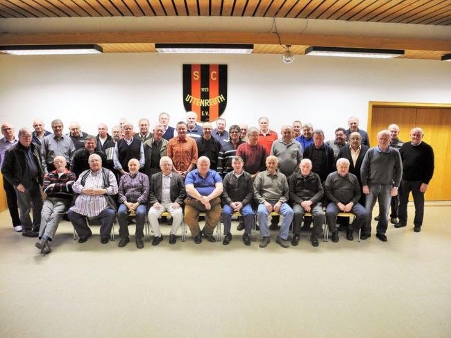 <em>Jeweils von links nach rechts<br> Hinten: </em>Dierke Rudolf, Popp Wolfgang, Malcharek Peter, Schobert Erwin, Tscheschlok Harald, Köhler Karl, Sperber Peter, Fink Erwin, Forke Walter, Kolb Alois, Nebel Heinz, Schmidt Karl-Heinz, Bartusek Rüdiger, Hutzler Hans, Kofler Günter.<br> <em>Mitte:</em> Prechtel Udo, Alisch Klaus, Bauer Günter, Wolf Manfred, Beer Alois, Rzonsa Karl, Stöckert Klaus, Friedrich Werner, Scharfenberg Hans, Scholz Horst, Friedrich Heinz, Kühn Didi, Geyer Günter, Kandra Siegfried, Zinkel Werner, Gantner Josef.<br> <em>Vorne:</em><strong> Böhm Ferdinand, Geyer Siegfried, Geyer Klaus, Hamburger Kurt, Wagner Hubert, Kügler Hartmut, Polster Fritz, Brunner Manfred, Holzmann Willi.</strong>