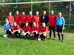 hi.v.li.: Michael der Unermüdliche; Ralf der Tank; Jacky die Festung; Sascha der Dauerläufer; Marathon Jürgen; Jochen (du fehlst uns!), Mr. Überall Kaktus; Fritz, der treue Unparteiische<br>Vo.v.li.: Guido der Titan; Mr. Fallrückzieher Lars; Clark (call me: Boss); Günni die Sturmspitze; Mr. Klaus Cool